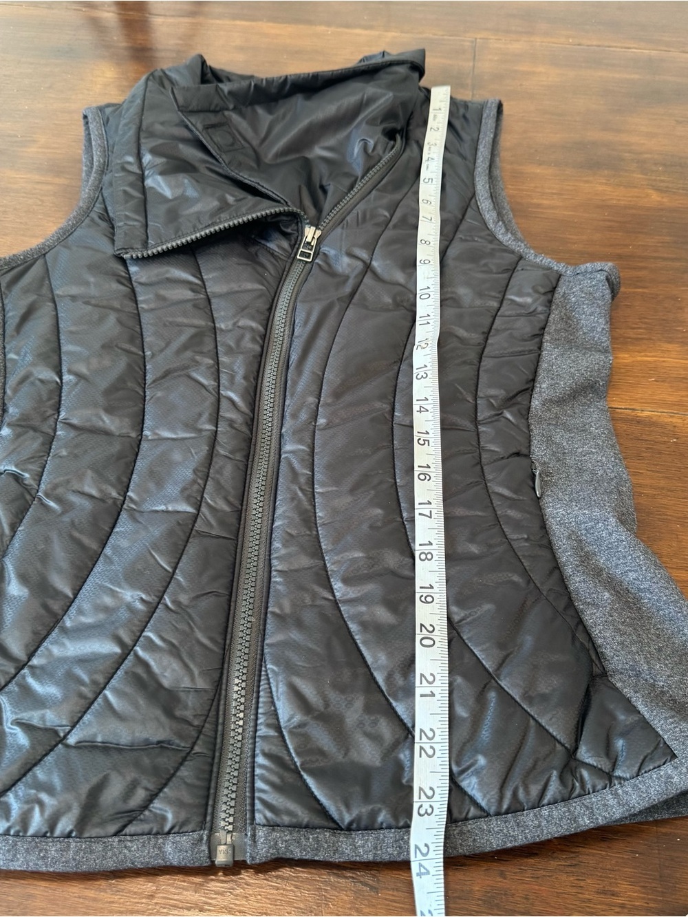 Athleta Vail Vest Size S Black Lightweight Insulated Primaloft Full Zip Sporty - Picture 2 of 10